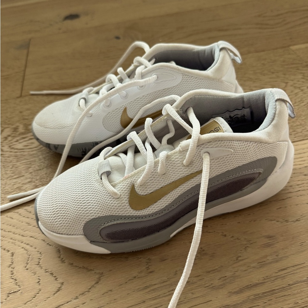 Nike Isofly kids basketball shoes size 2Y